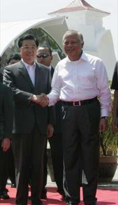 China's President Hu Jintao and Governor of Malacca Khalil Yakub 